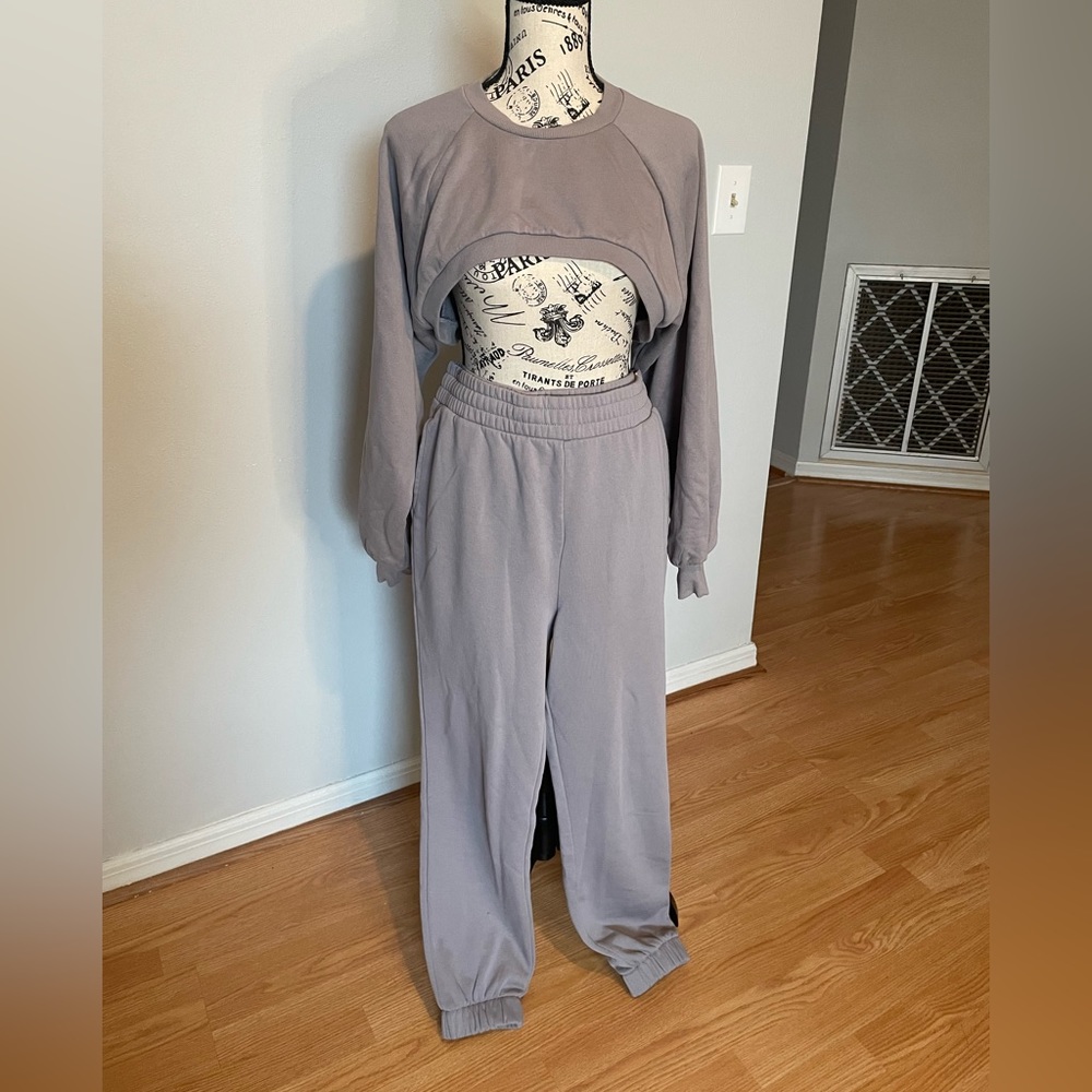 Cropped sweatshirt and sweatpants. H&M, Grey, medium.